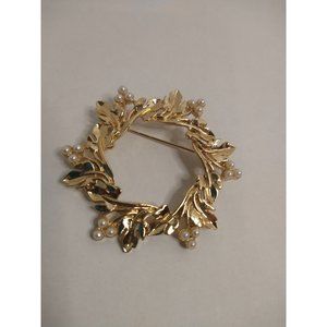 Brooch Goldtone White  Gorgeous pin